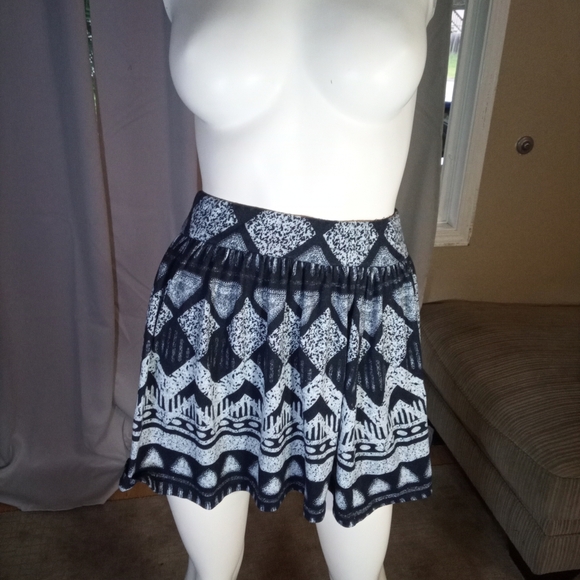 Suzy Shier Black and White Smocked Skater Mini Skirt - Picture 1 of 2